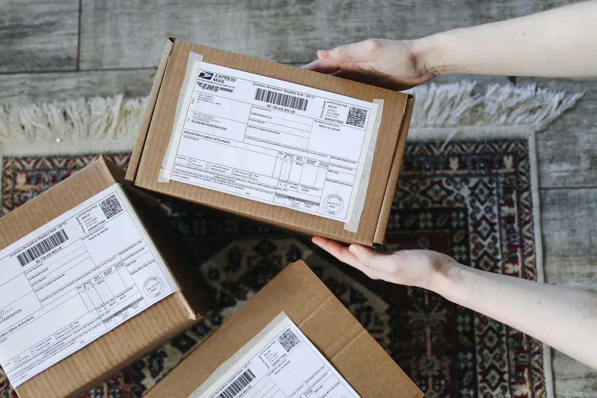 Paket e-commerce siap kirim dengan label pengiriman terpasang