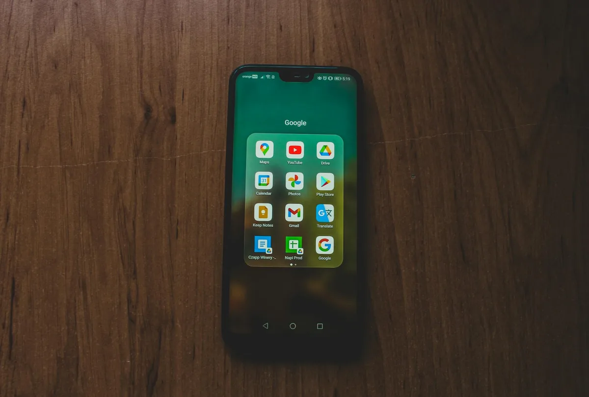 Proses update aplikasi Shopee di Google Play Store pada smartphone Android