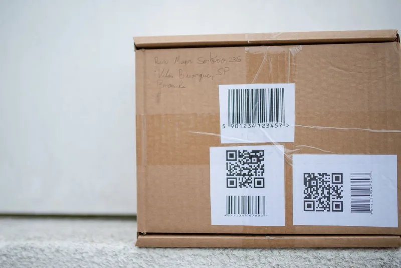 Paket pengiriman dengan label QR code, representasi proses pengiriman pesanan Tokopedia