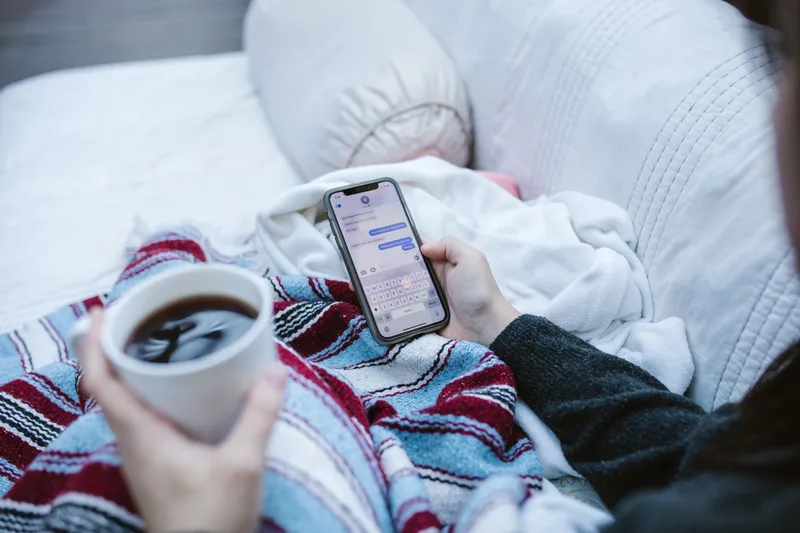 Seseorang mengetik pesan di smartphone untuk berkomunikasi dengan penjual online