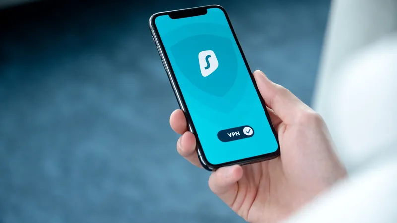Tangan memegang smartphone menampilkan tampilan layar aplikasi keamanan, ilustrasi pengaturan privasi akun Shopee Indonesia