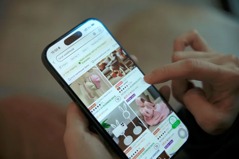 Smartphone menampilkan antarmuka aplikasi e-commerce, ilustrasi tampilan daftar produk di Shopee Indonesia