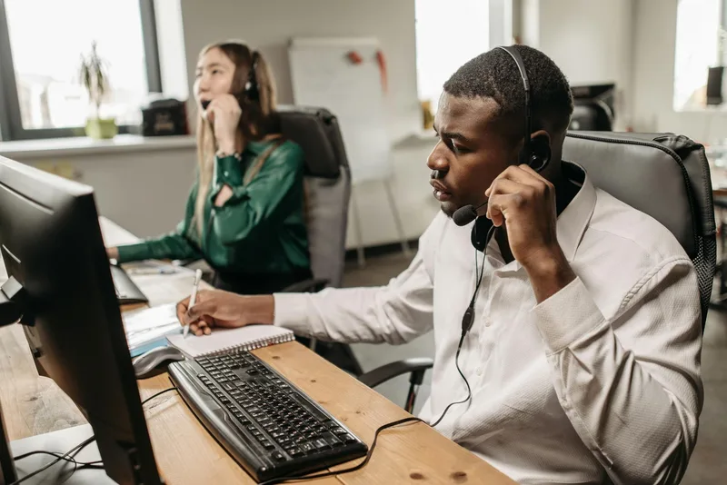 Tim customer service di depan komputer – layanan CS Shopee beroperasi 24 jam