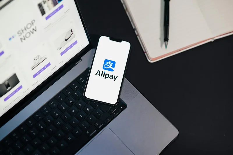 Smartphone dengan aplikasi pembayaran digital – pengelolaan status akun e-wallet