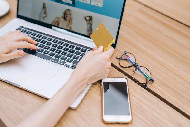 Shopee Indonesia checkout screen showing delivery address verification, courier selection with estimated delivery date, voucher application field, and confirm order button